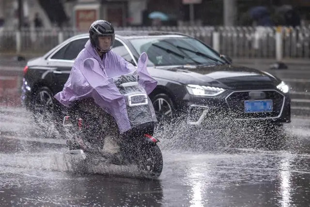 广州各区预警信号纷纷解除，明天仍有大雨局部暴雨