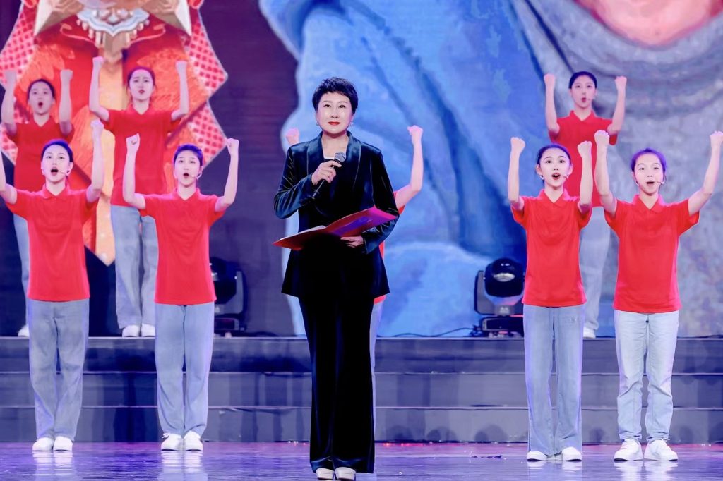 张凯丽亮相大学生电视节开幕盛典 精彩朗诵致敬张桂梅引人泪目