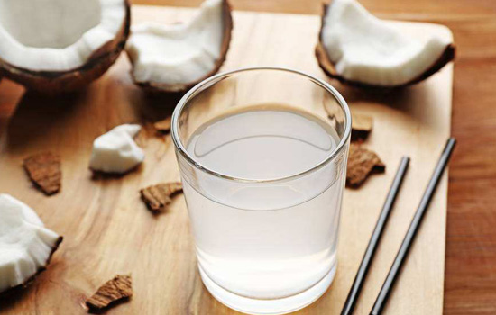 探索椰子水的神奇之处:功效、作用与冷知识