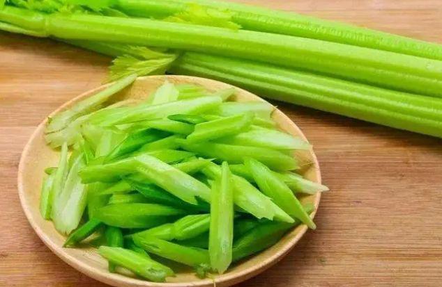 如何选购新鲜的芹菜？