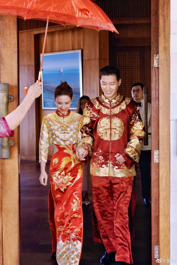 窦骁何超莲婚纱照公开 穿中式礼服笑容甜