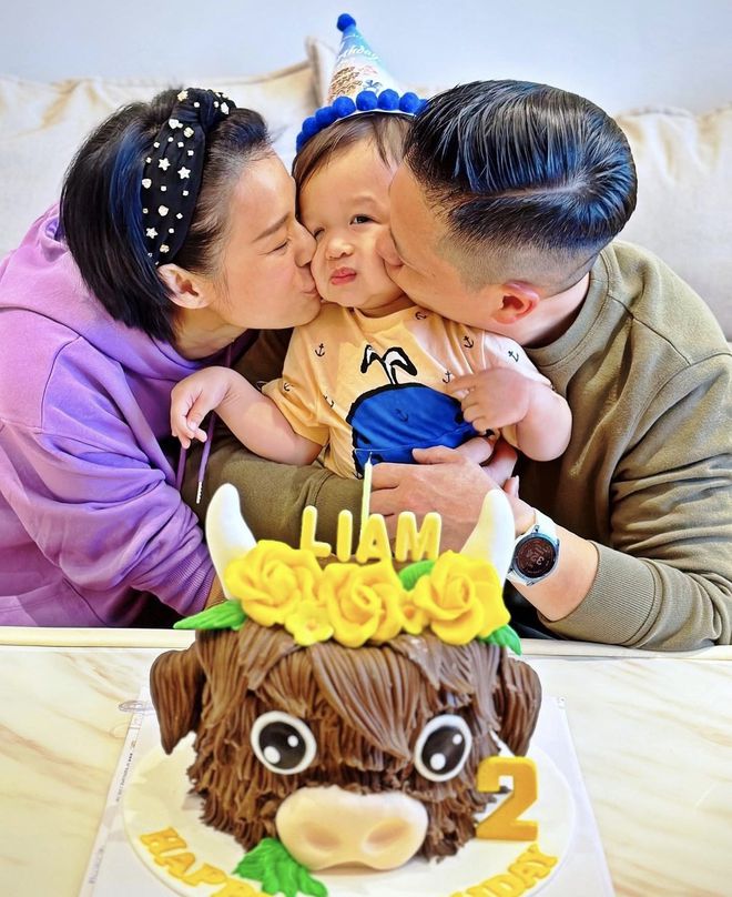 胡杏儿老公晒全家福，夫妻俩为三胎庆2岁生日，把儿子亲到脸变形