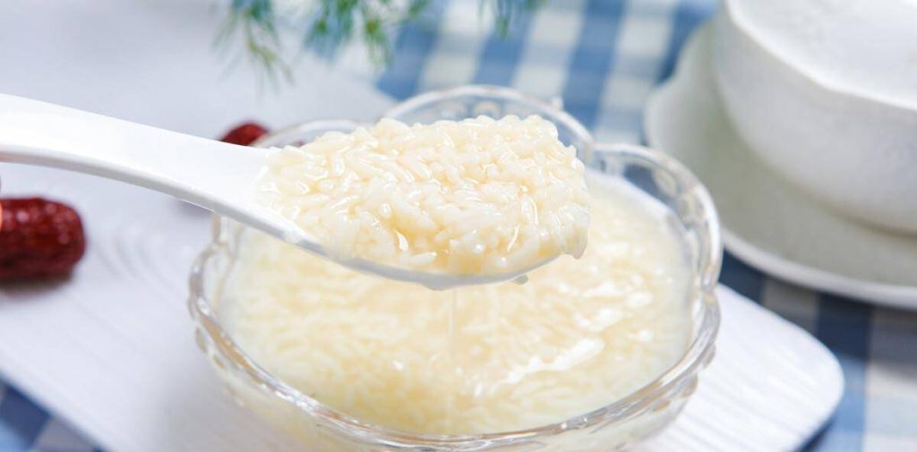 米酒：美食家们的瑰宝
