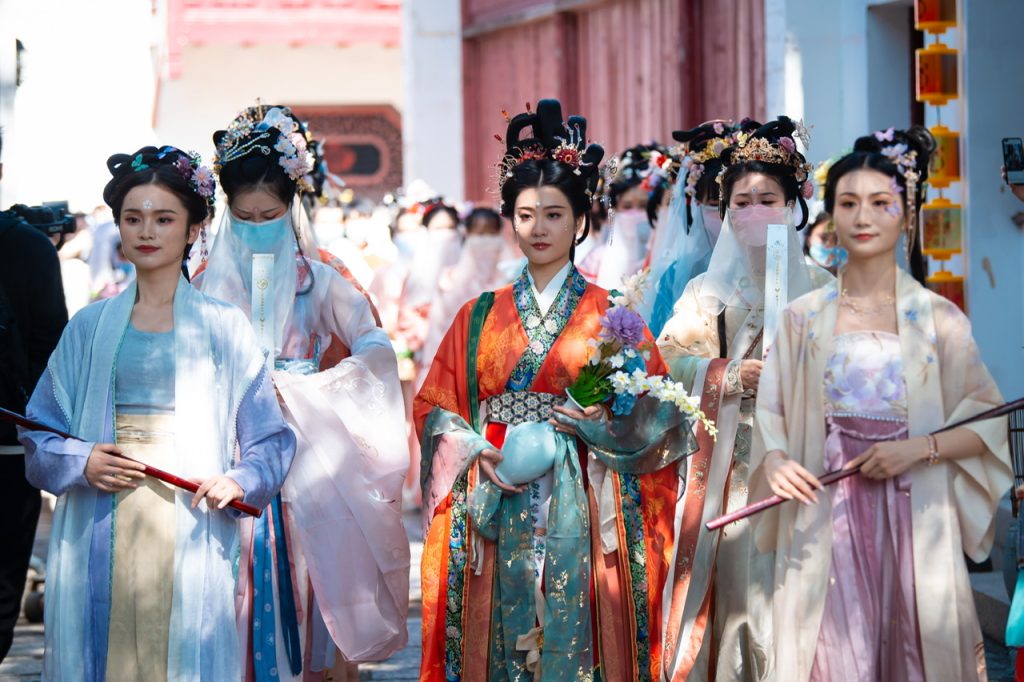 五一来锦绣中华，白天看国风华服秀典，晚上逛32万㎡星光灯海
