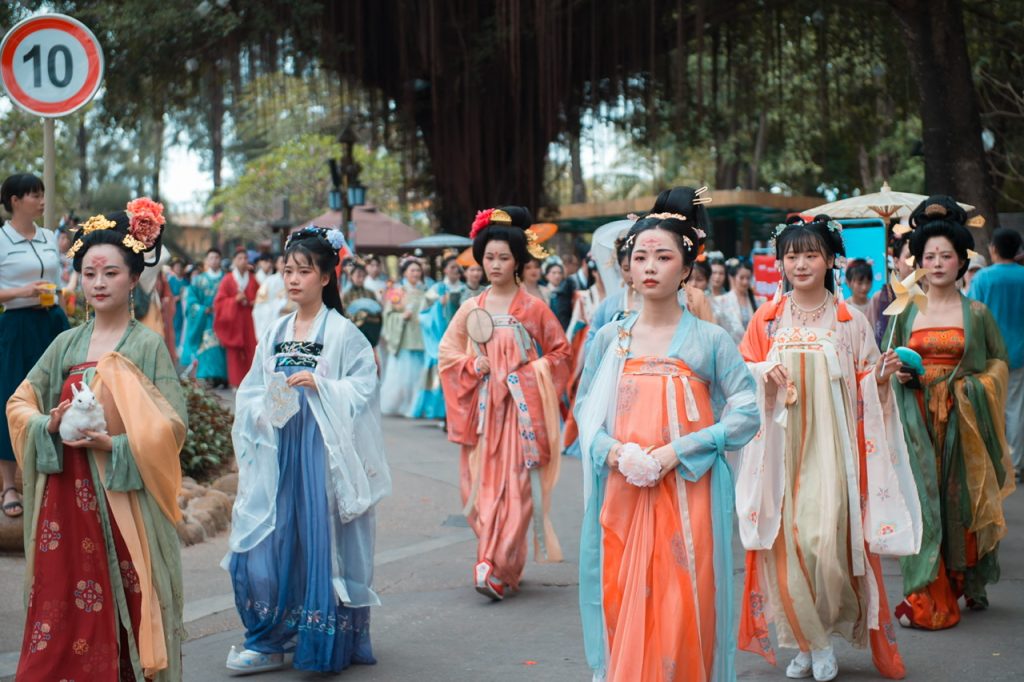 五一来锦绣中华,白天看国风华服秀典,晚上逛32万㎡星光灯海