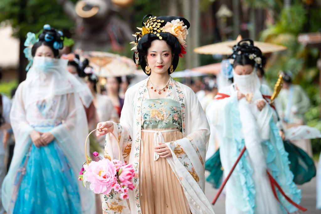五一来锦绣中华,白天看国风华服秀典,晚上逛32万㎡星光灯海