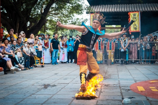 五一来锦绣中华,白天看国风华服秀典,晚上逛32万㎡星光灯海