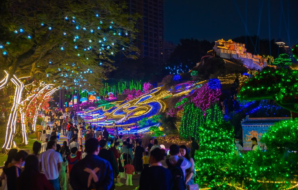 五一来锦绣中华,白天看国风华服秀典,晚上逛32万㎡星光灯海