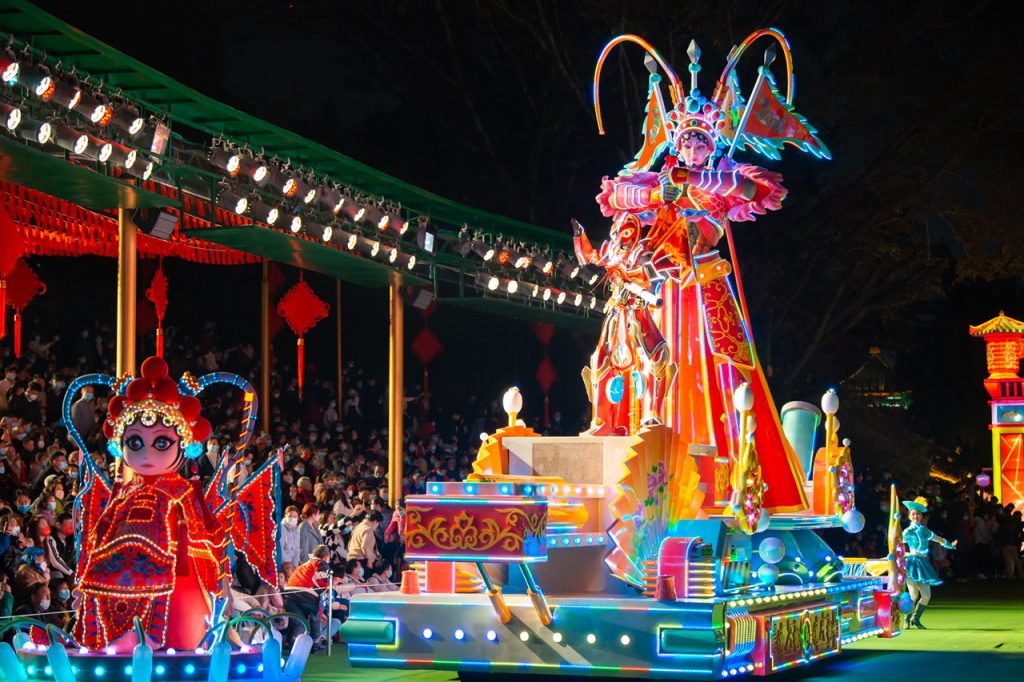 五一来锦绣中华,白天看国风华服秀典,晚上逛32万㎡星光灯海