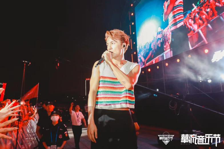 43岁吴克群引发南宁华流音乐节上万歌迷现场直呼“好完美的腹肌啊”