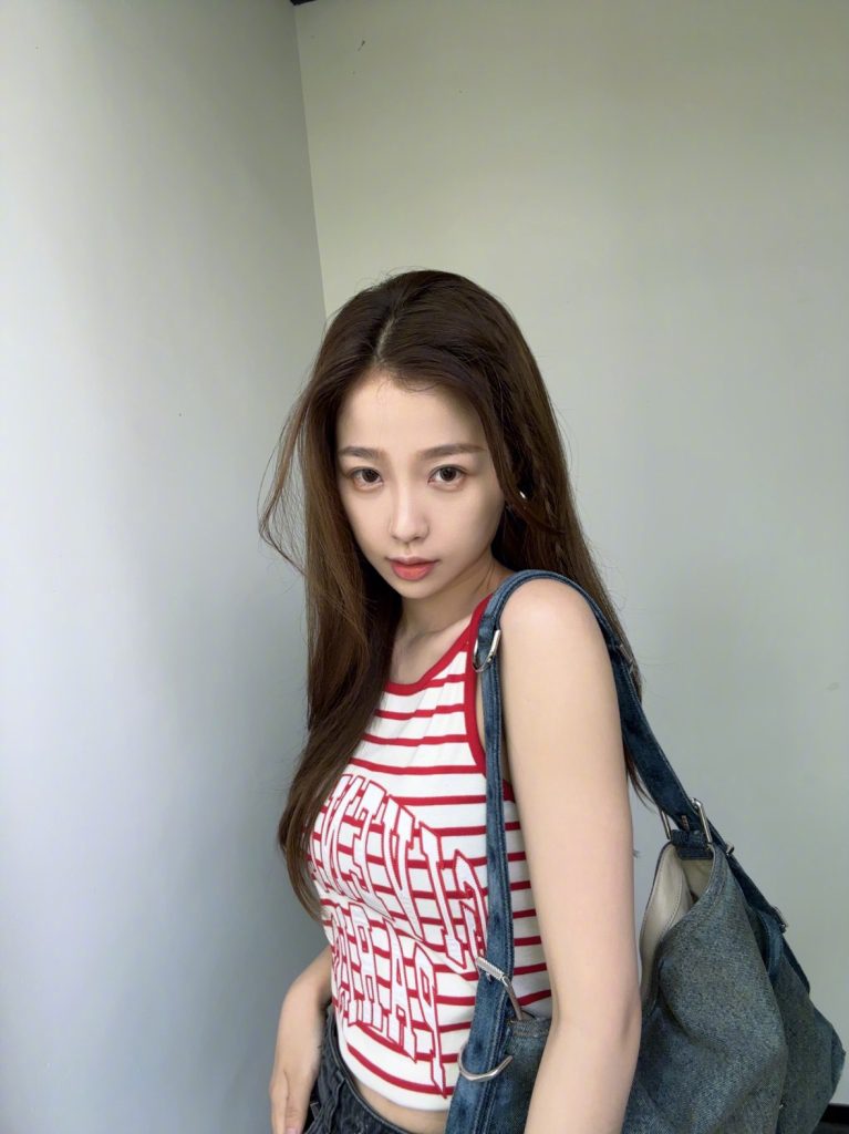 虞书欣穿吊带少女感十足 摆pose鬼马可爱