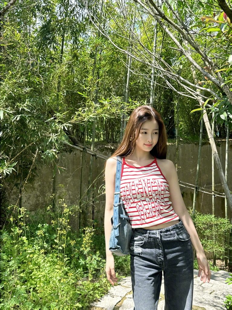 虞书欣穿吊带少女感十足 摆pose鬼马可爱