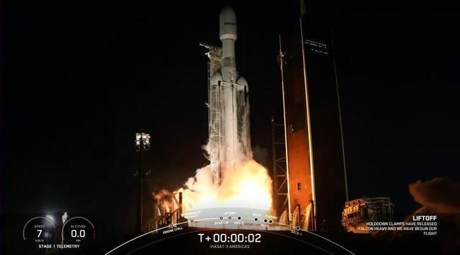 SpaceX 猎鹰重型运载火箭将 Viasat-3 超高通量通信卫星发射升空
