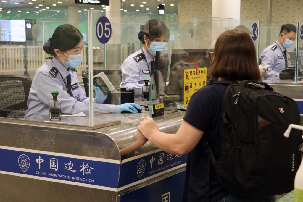 深圳机场口岸出入境人员数量突破2万人次