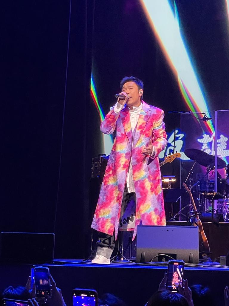 许志安《HUMAN LIVE》演唱会洛杉矶站 自弹自唱《真的爱你》庆母亲节 