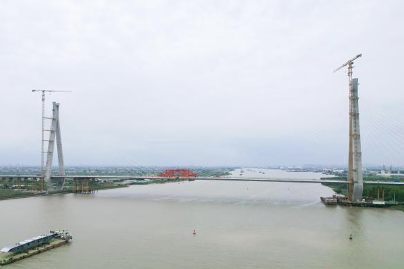 广州中山跨江“牵手” 大湾区工程南中高速洪奇门特大桥合龙