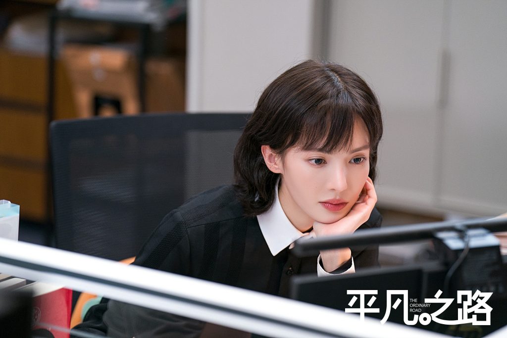 《平凡之路》圆满收官 金晨首演律师展现多元演技实力