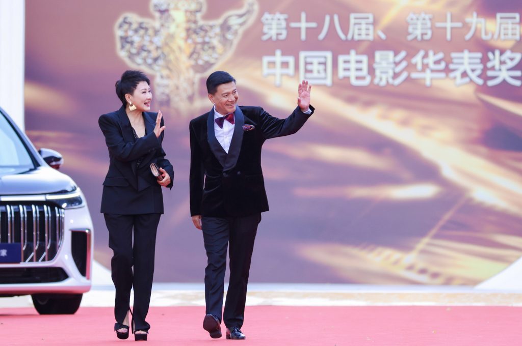 凯丽主持《与人民同行》对话王蒙 亮相华表奖颁奖典礼优雅大气
