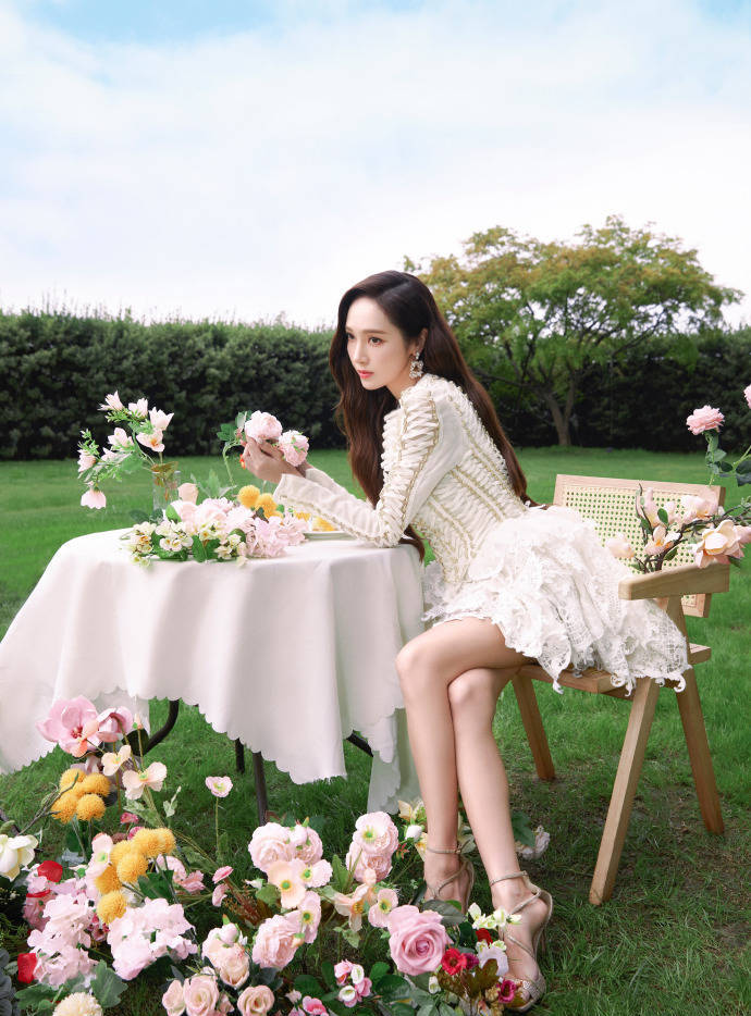 郑秀妍夏日秘密花园大片 修长美腿超吸睛