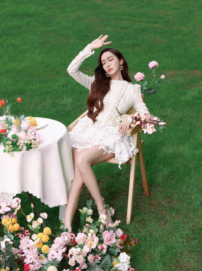 郑秀妍夏日秘密花园大片 修长美腿超吸睛