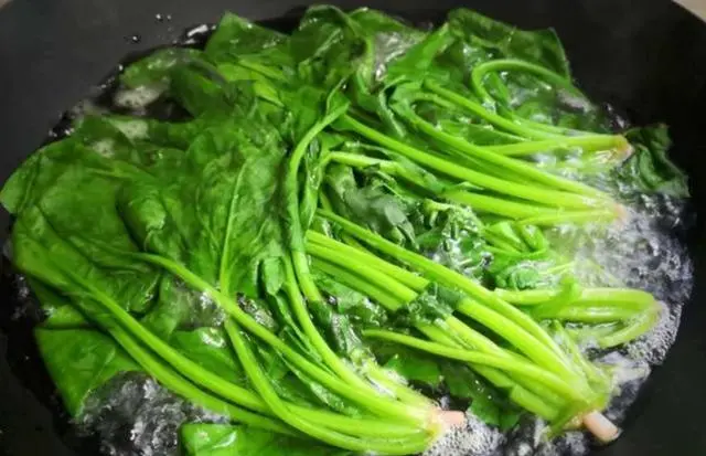 痛风尿酸高的人，能不能吃菠菜？吃之前需要焯水吗？