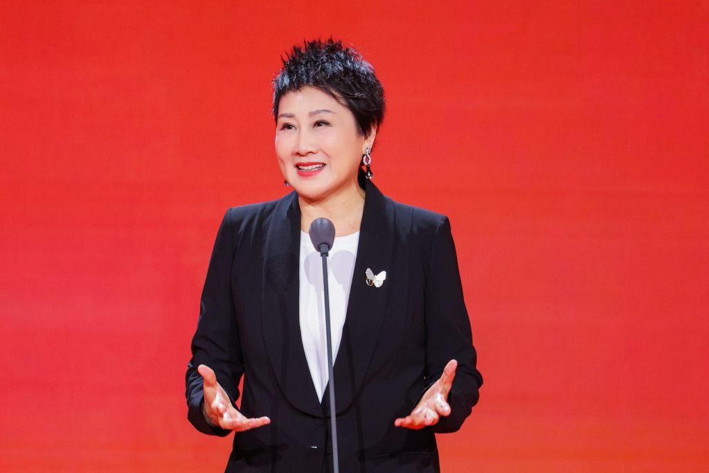 张凯丽优雅大气亮相中国影视之夜 推荐影视精品共赴光影之约