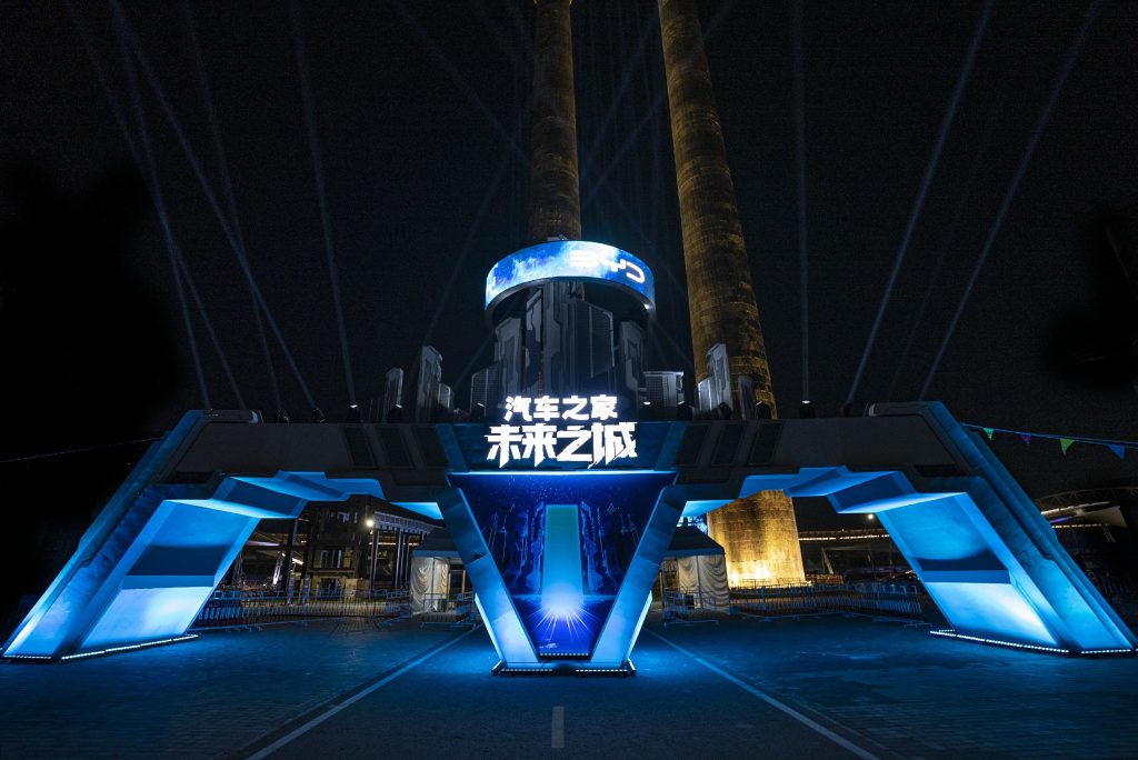 聚焦EV新时代：移动全息舱为新能源汽车下乡提供新思路