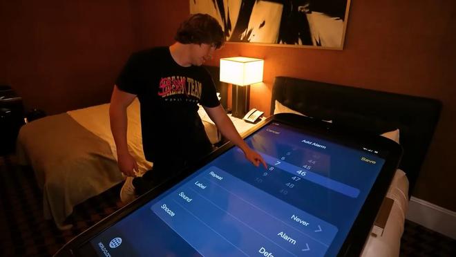 主播打造全球最大“iPhone”：高度超 1.83 米，可拍照