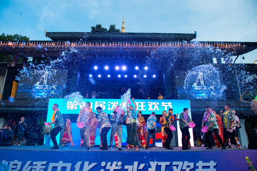 7月1日,深圳锦绣中华第28届泼水狂欢节冰爽开泼——逛32万㎡灯海、看花车巡游,万人泼水大狂欢