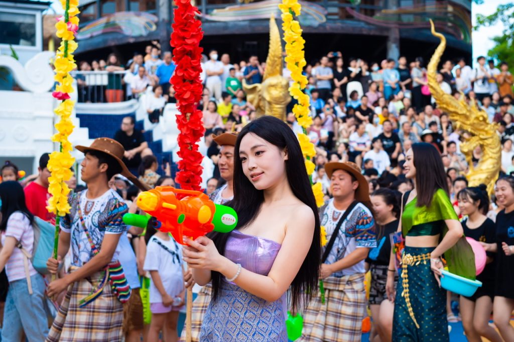 7月1日,深圳锦绣中华第28届泼水狂欢节冰爽开泼——逛32万㎡灯海、看花车巡游,万人泼水大狂欢