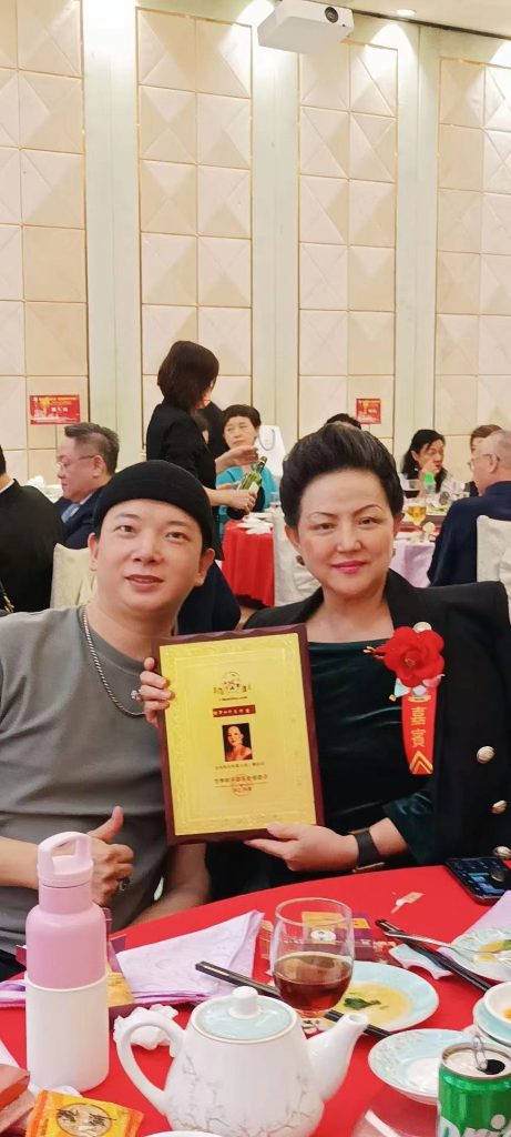 顾绍芬罗逻圣现身香港世界和平音乐会