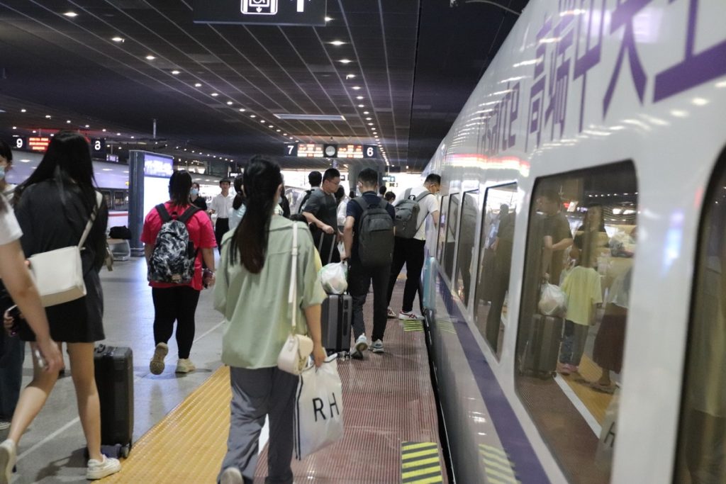 提升运力 全面准备 深圳铁路进入暑运 ——暑运预计发送旅客近2400万人次