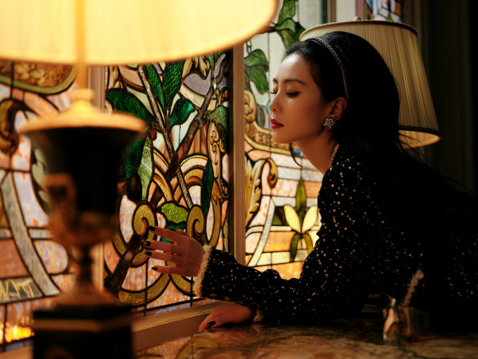 刘诗诗出席巴黎高定时装周，身着香奈儿高定礼服优雅高贵状态超好