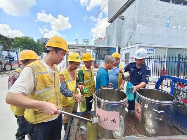 备凉茶办讲座配医务，广州白云站为工人防暑降温送清凉