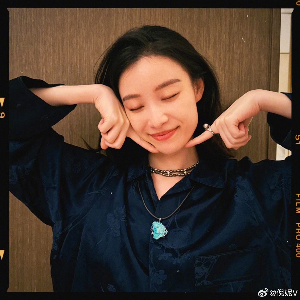倪妮狂晒自拍照宠粉 对镜头嘟嘴比耶卖萌