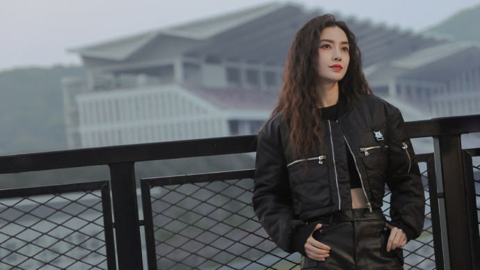 Baby卷发牛仔套装又酷又飒 五官精致似娃娃