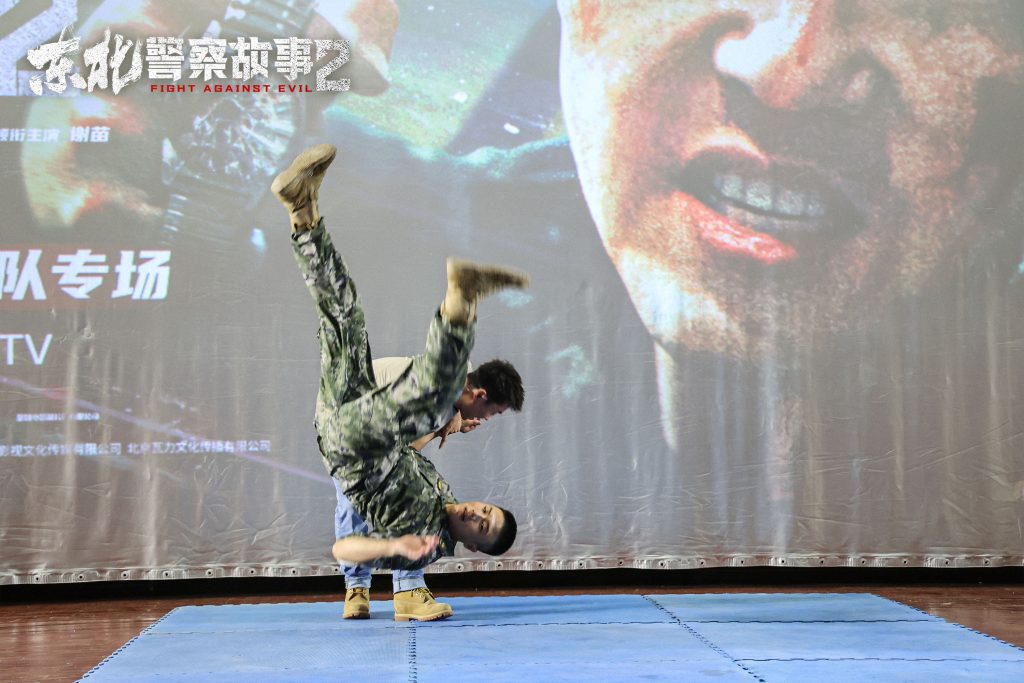 电影《东北警察故事2》深圳观影礼 谢苗打得解气现场掌声雷动