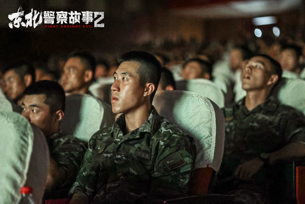 电影《东北警察故事2》深圳观影礼 谢苗打得解气现场掌声雷动
