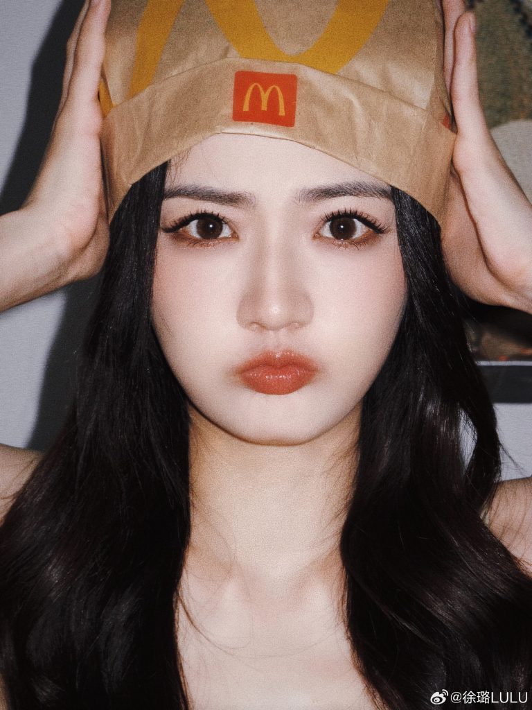 徐璐拍怼脸照古灵精怪 头套纸袋可爱满分