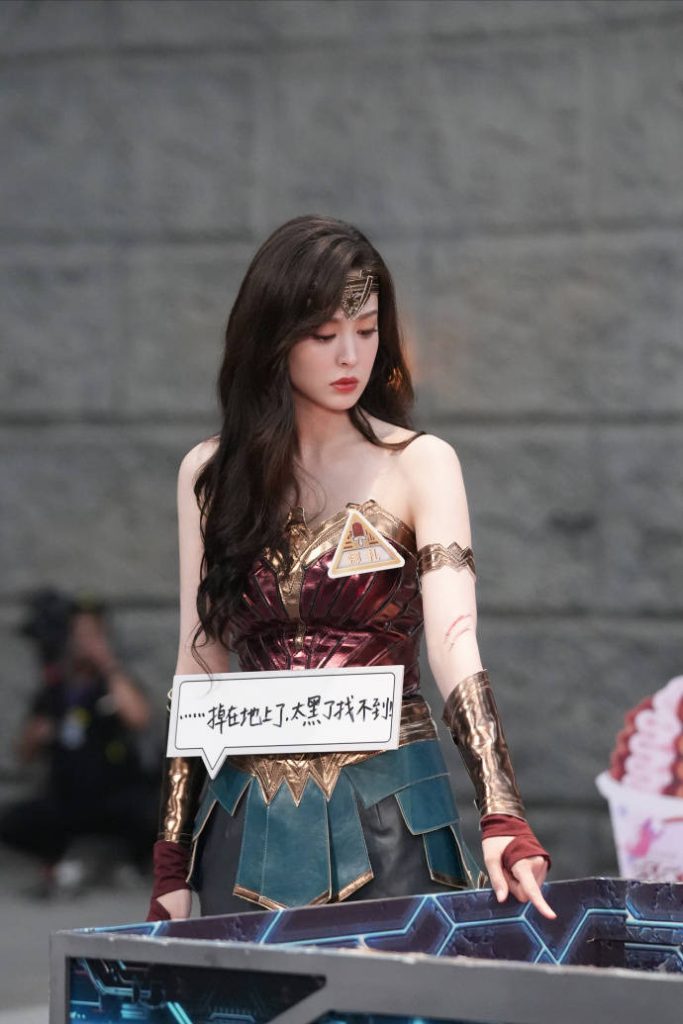 古力娜扎cos神奇女侠秀香肩 长卷发造型好美
