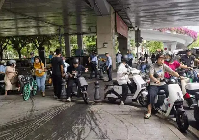 广州拟对电动自行车限行② 专家：非长久之计 建议建立牌照黑名单制