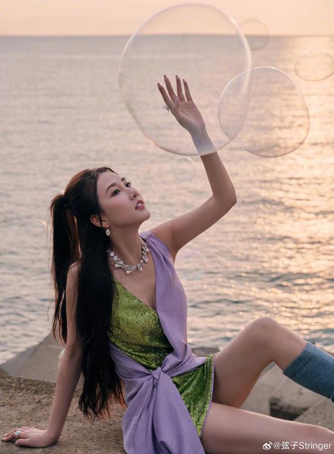 37岁弦子分享海边美照,舞姿柔美甜如初恋,纤细美腿超撩人