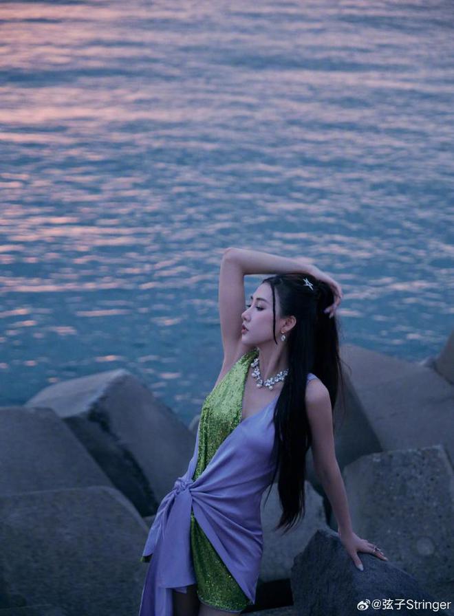 37岁弦子分享海边美照,舞姿柔美甜如初恋,纤细美腿超撩人