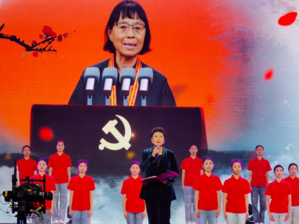 凯丽入选学雷锋志愿服务“四个100”先进典型 践行文艺使命传递正能量