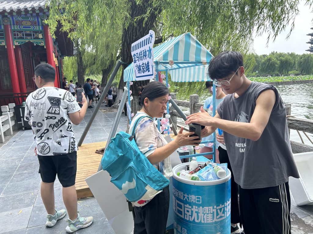 盒马小摊开进深圳、西安、济南等地景区,消暑神器为盒区景点降温