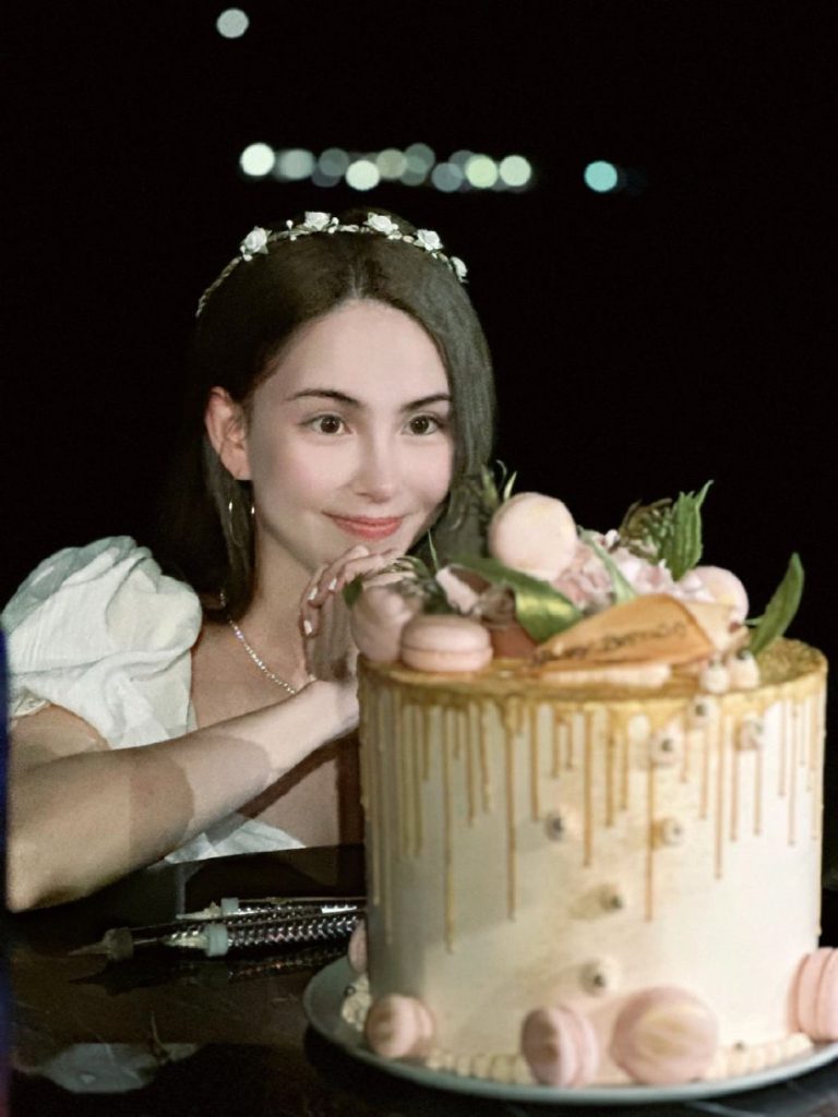 昆凌30岁生日晒美照 穿白色吊带裙身材火辣