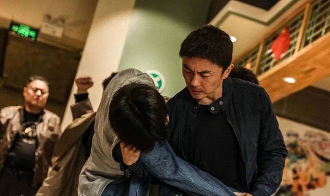 上映一月后热度不减，东北警察故事成功霸榜，网友直呼谢苗成了