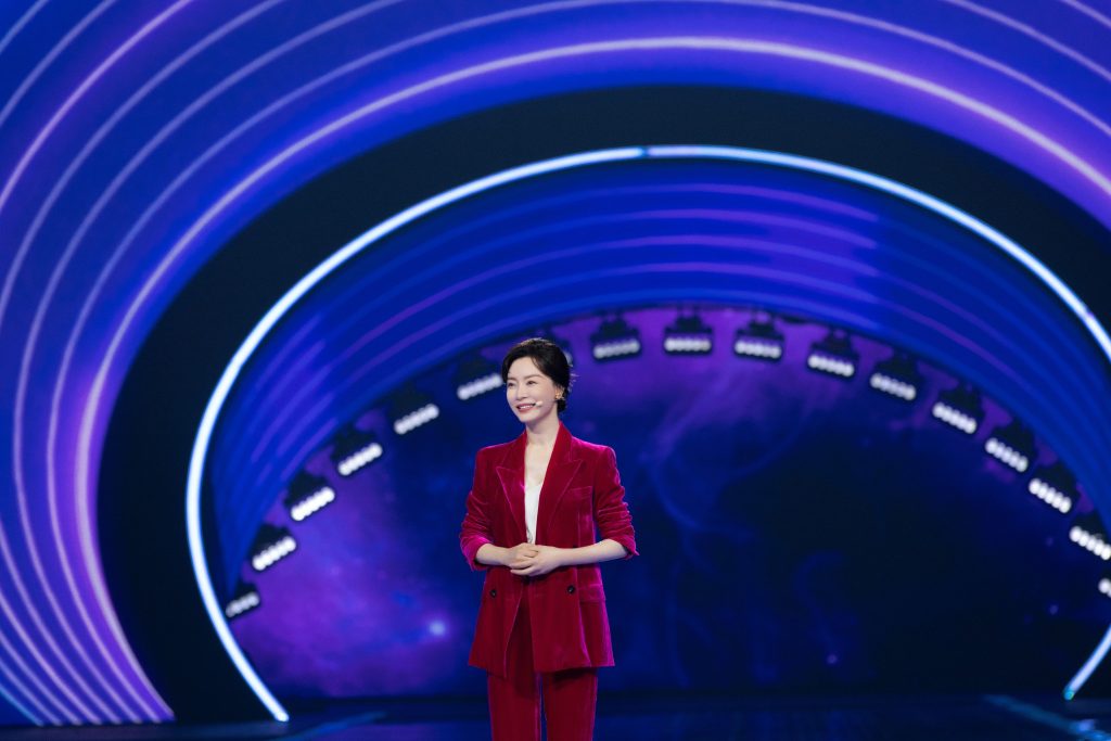 陈数受邀央视818晚会 怀抱真情拥抱未来发言获赞