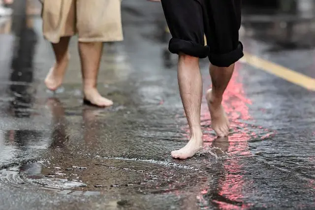 广州局部地区悬挂暴雨红色预警，台风“苏拉”将靠近广东东部