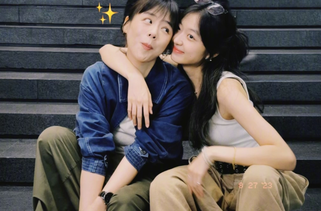 美女贴贴！马思纯与孙千合影搂抱灿笑